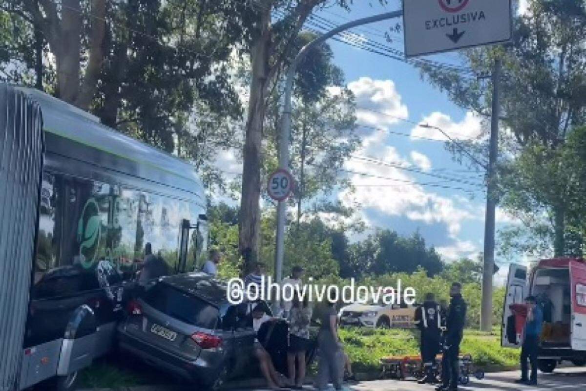 Ônibus e o carro subiram na pista da ciclovia