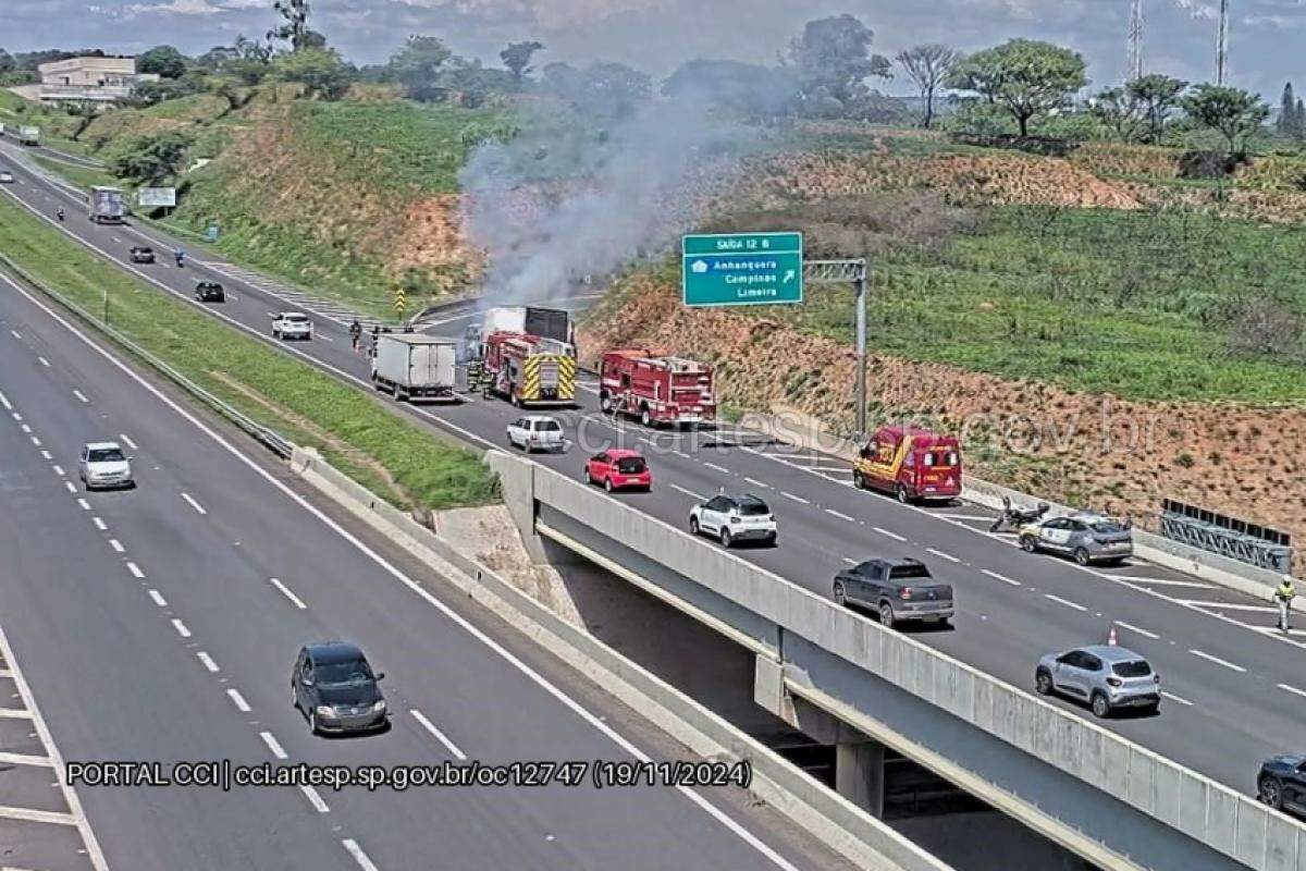 Apesar da gravidade do incidente, o motorista do veículo escapou ileso e não houve registro de vítimas. 