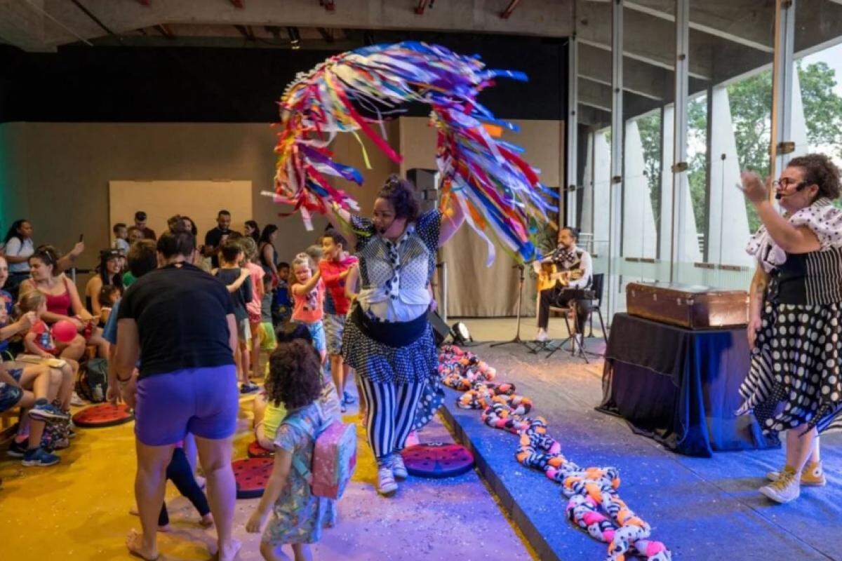 O show musical convida o público a brincar com as letras do alfabeto por meio de um repertório variado