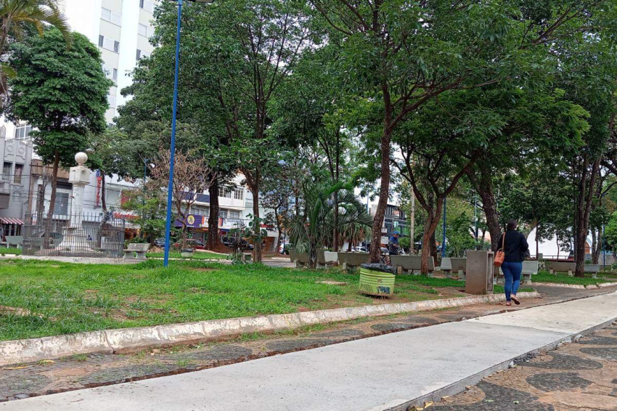 Praça recebe concreto usinado para colocar futuramente o piso tátil