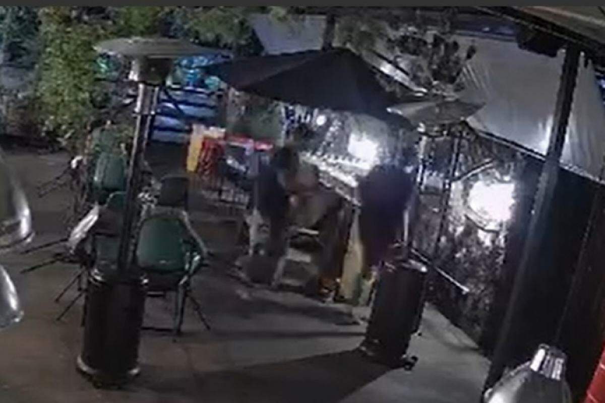 Câmera flagrou os dois invasores dentro do bar, durante a madrugada