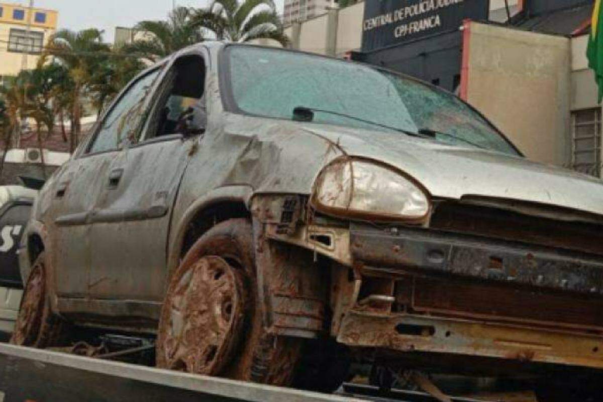 Carro destruído, após ser roubado em fazenda de Cristais Paulista