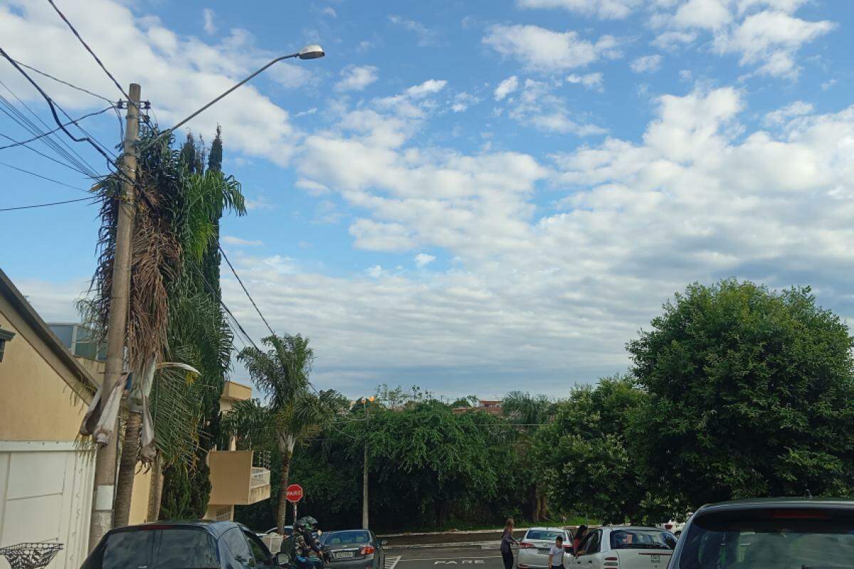 Sol entre nuvens, visto da rua Paulo Vieira da Silva nesta quinta-feira