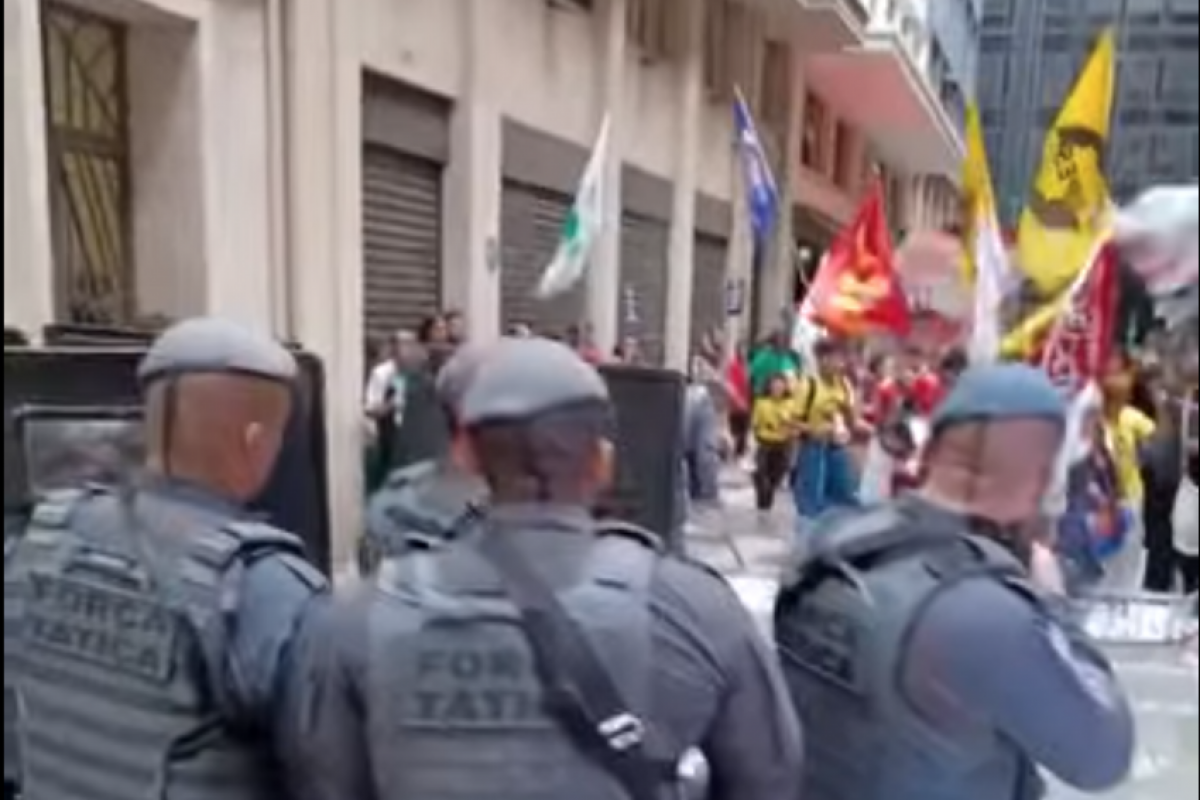 Quando alguns manifestantes derrubaram uma das grades de contenção, a polícia respondeu com bombas de gás e usou escudos e cassetetes.