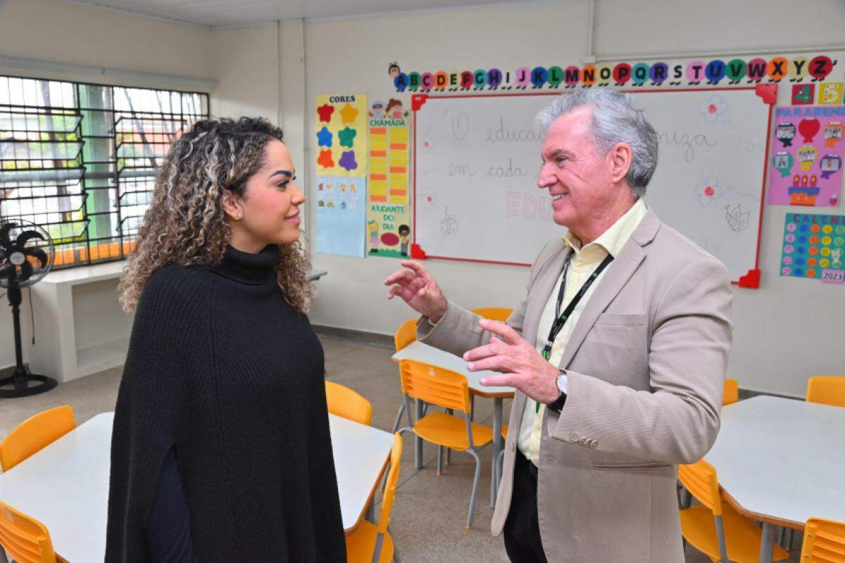 A prefeita Suéllen Rosim (PSD) ao lado do secretário Nilson Ghirardello, titular da Educação de Bauru