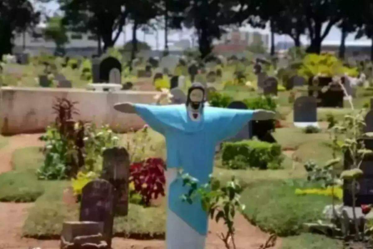 Imagem de Cristo no cemitério Santo Agostinho, em Franca