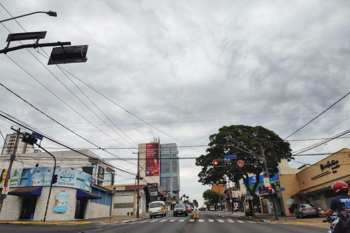 Céu nublado em Bauru nesta sexta, com vista da Duque de Caxias