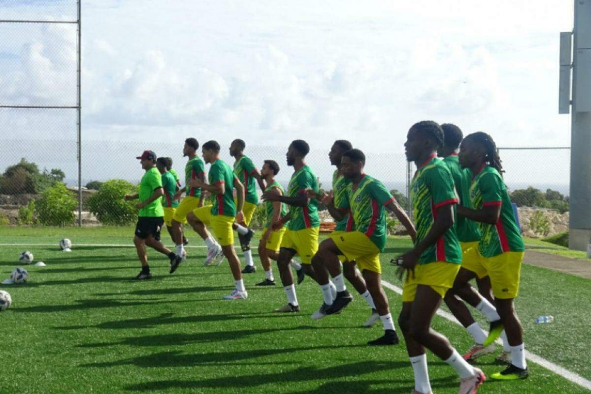 O preparador físico comandando o treino preparatório para a Nations League