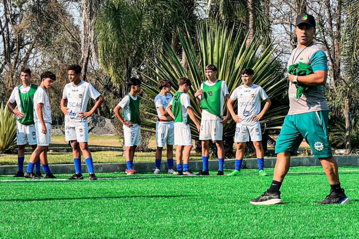 Jogadores da base da Águia em treino no gramado sintético