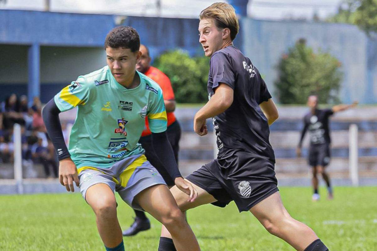 Lance do jogo-treino entre Francana e Comercial, em Restinga