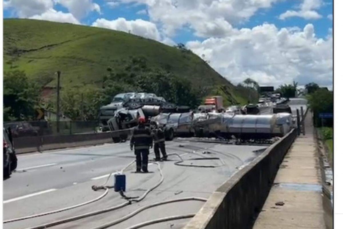 Carreta tombada na Via Dutra