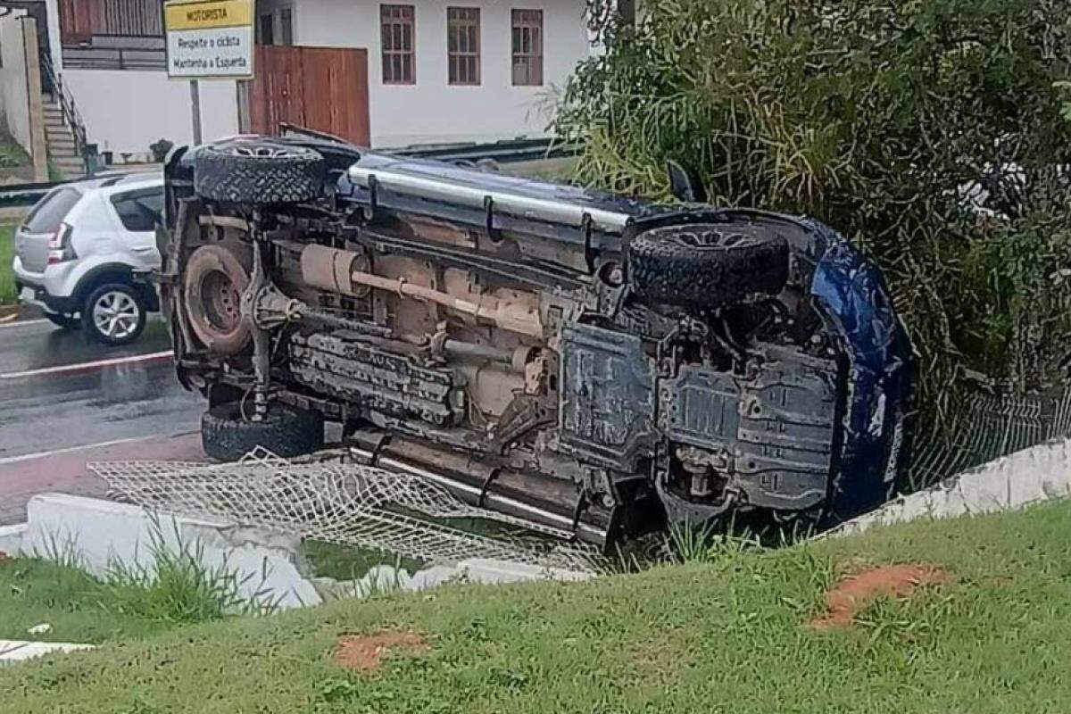 Capotamento próximo ao supermercado Villa Real