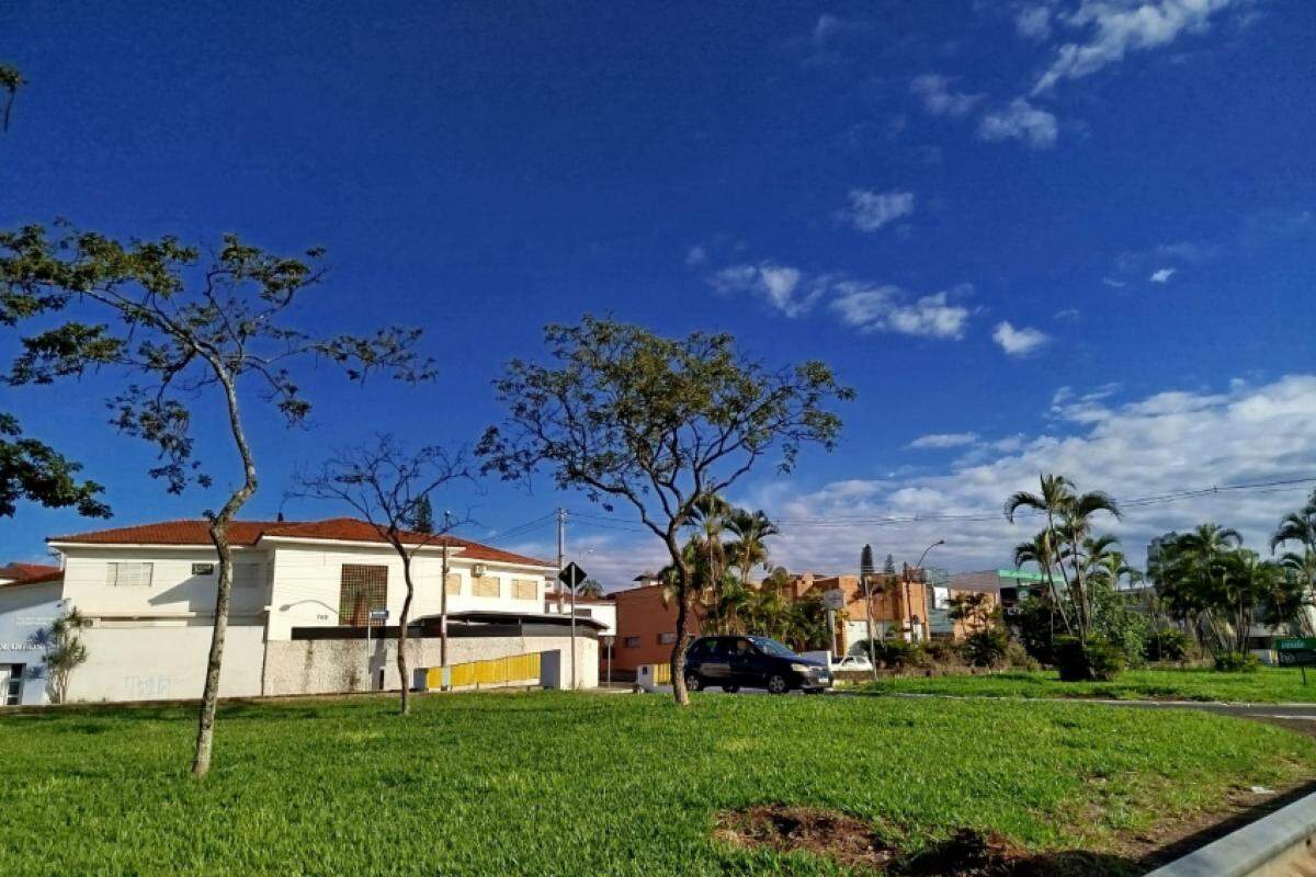 Céu visto de canteiro central na avenida Ismael Alonso y Alonso, em Franca