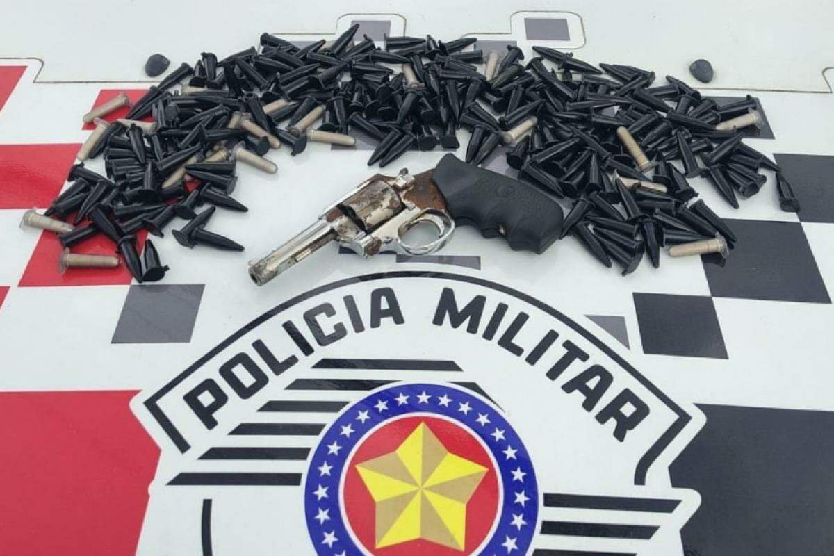 Drogas e a arma apreendidas pela Polícia Militar