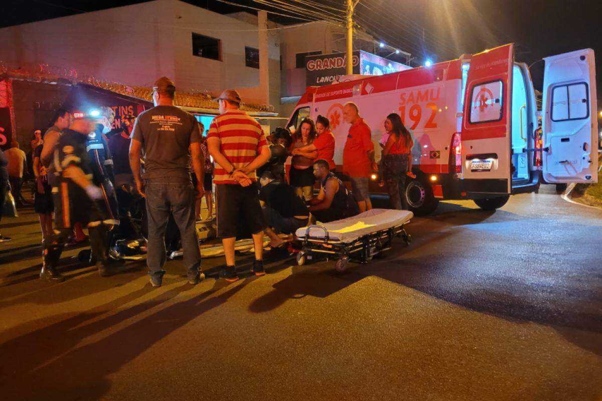 Grave acidente na Avenida Jaime Telini deixa pedestre e motociclista feridos; vítimas foram socorridas pelo Samu e encaminhadas a hospitais de Franca