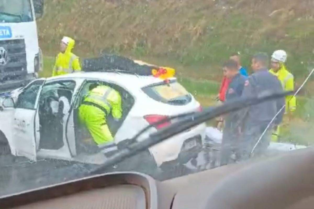 Caminhão bateu de frente com carro de aplicativo