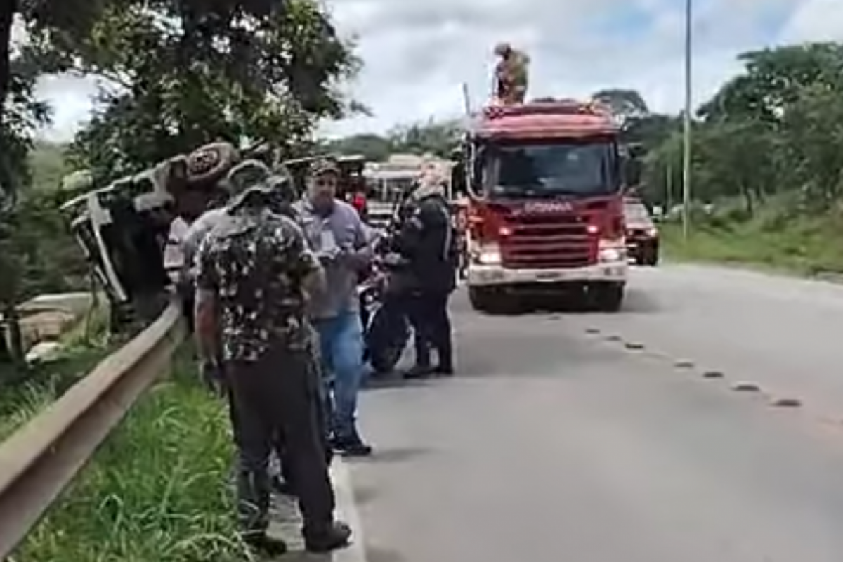 As pedras lançadas colidiram com um carro e outro caminhão que estavam estacionados próximo às casas.