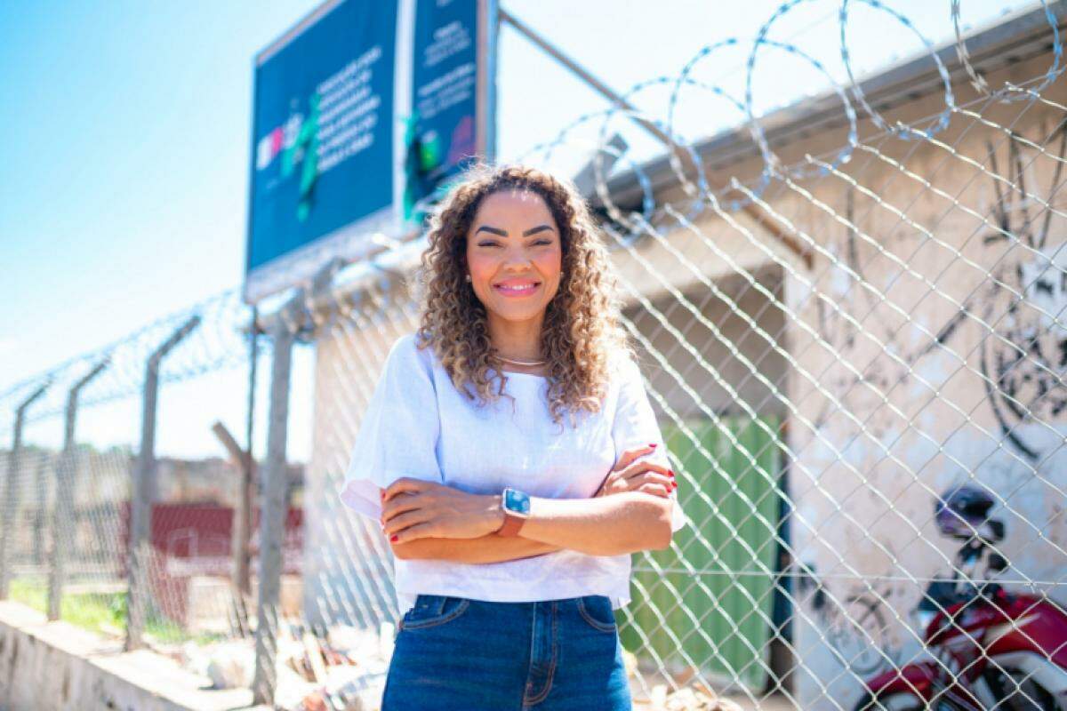 A prefeita Suéllen Rosim (PSD) após entrevista ao JC em frente ao antigo 1.º DP, onde haverá Cras e Creas 