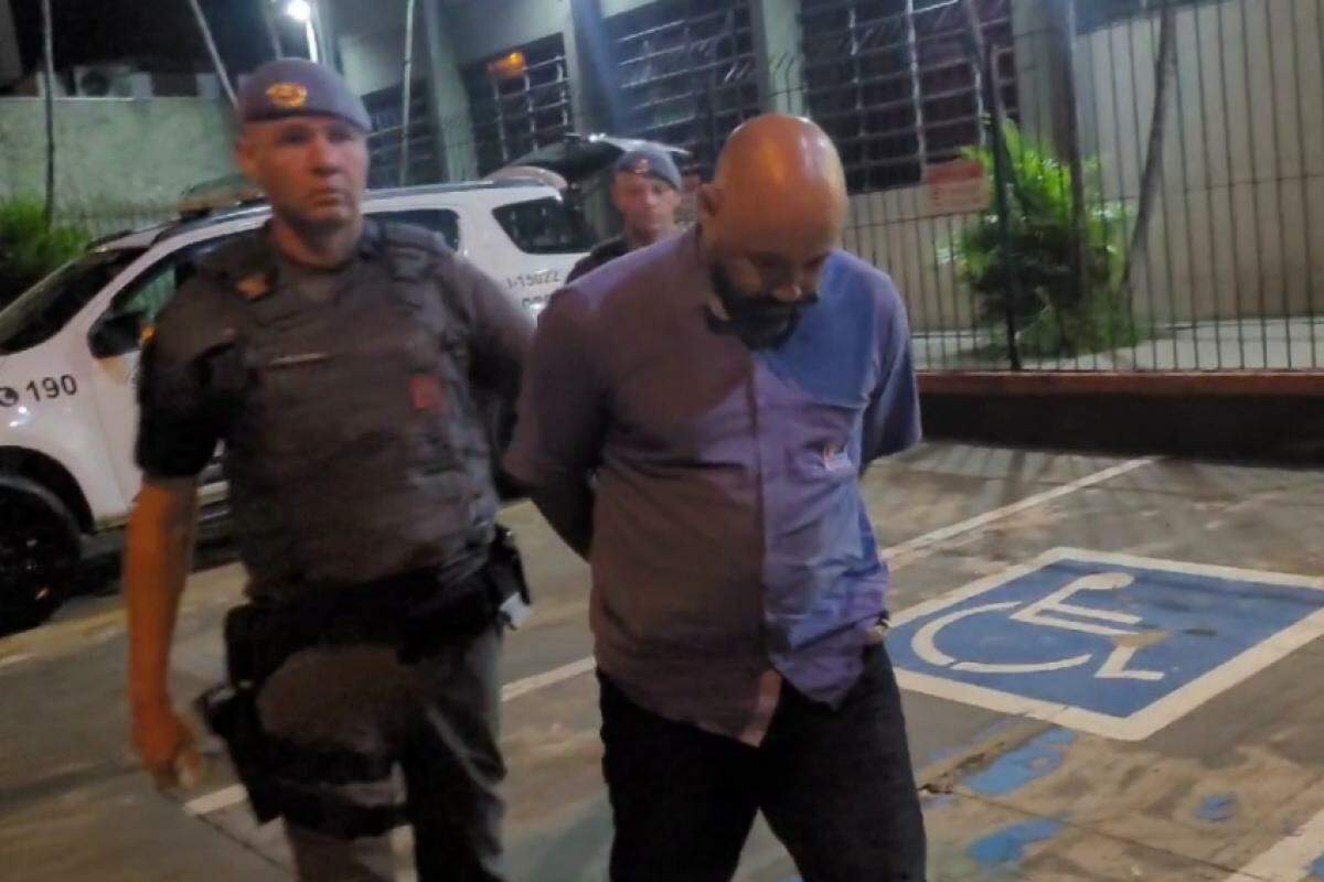 Momento em que James Cristian, de 46 anos, chegou à delegacia para prestar depoimento