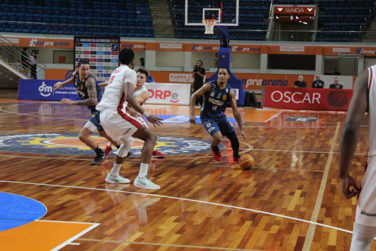 Lance do jogo entre São José e Paulistano