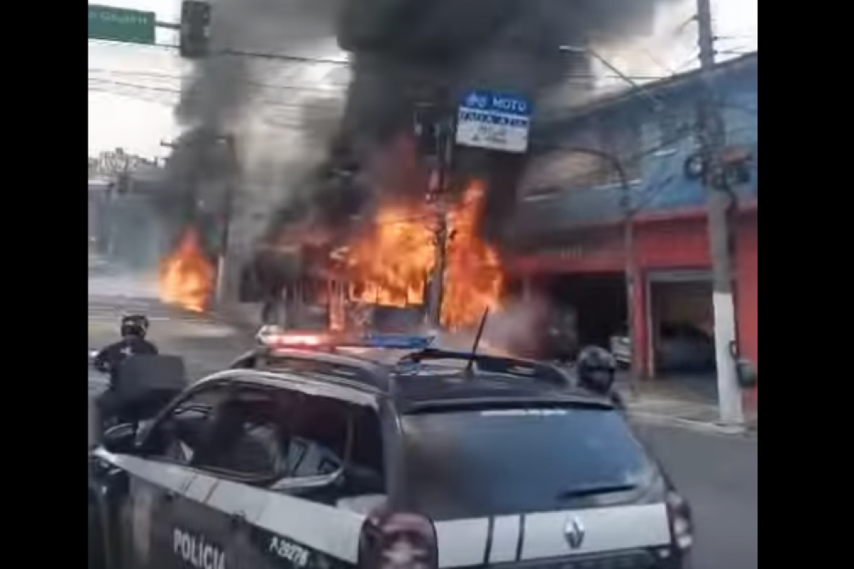 A Polícia Militar informou que o ônibus estava vazio no momento em que o fogo se espalhou.