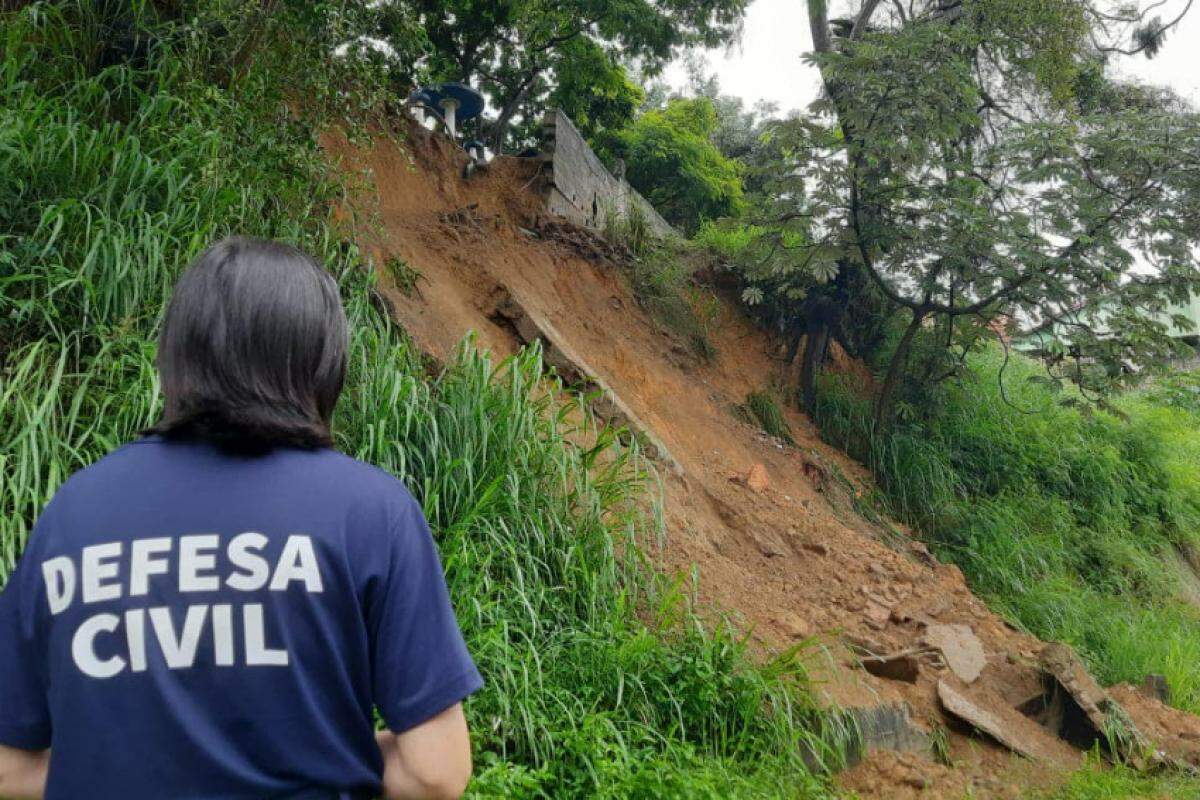 Deslizamento de terra no bairro Jardim América, em Cruzeiro