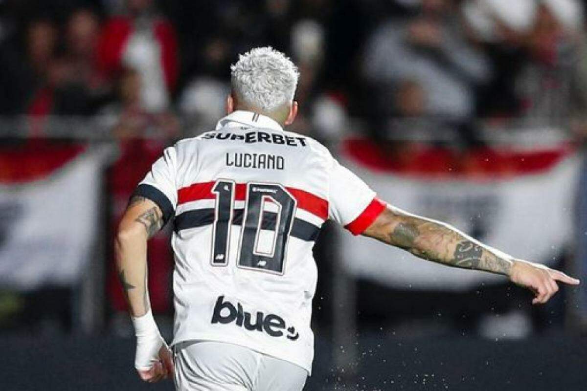 O camisa 10 Luciano cabeceou para o gol e abriu o placar