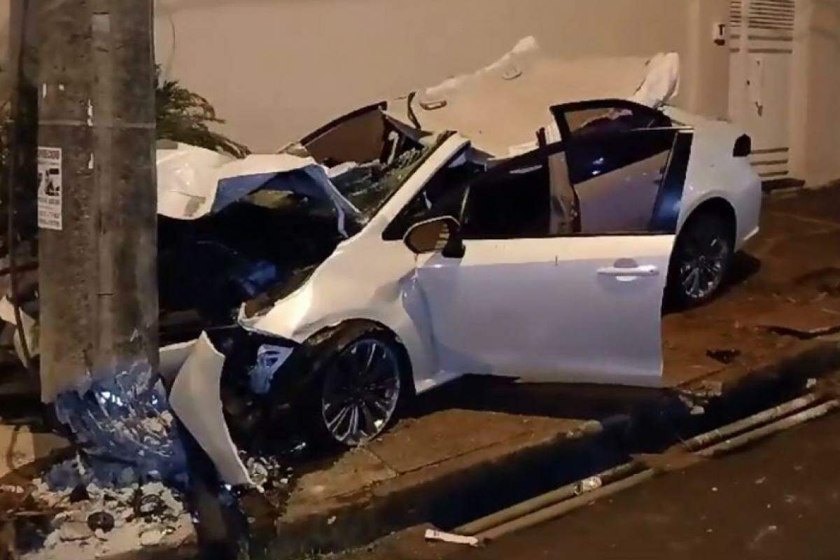 Corolla teve a frente e o teto destruídos