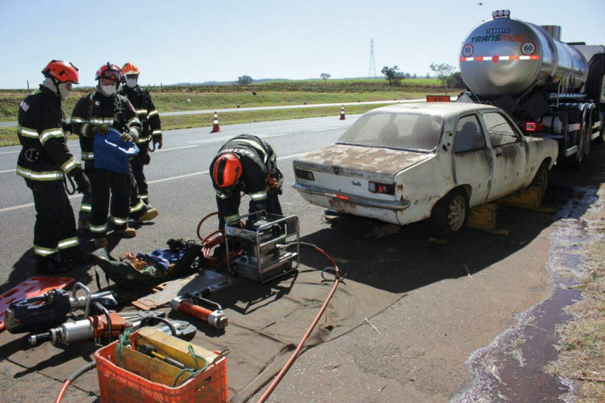 Simulado na rodovia SP-334 mobiliza equipes de emergência para atendimento a acidente com produto perigoso e múltiplas vítimas