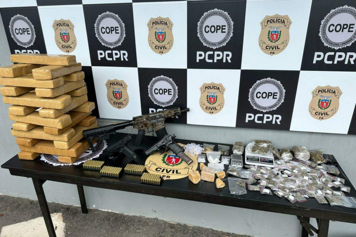 Policiais encontraram duas pistolas, um fuzil, mais de 200 munições, 20 quilos de maconha e porções de crack e cocaína.