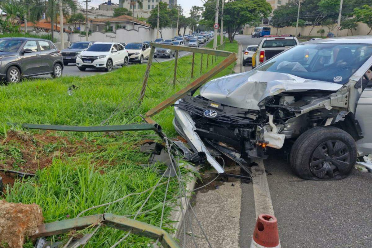 Motorista destruiu o carro após acidente