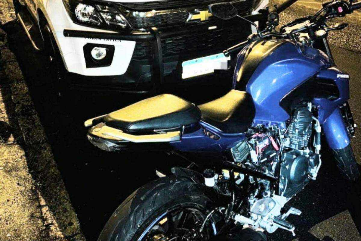 A Yamaha Fazer 250 foi apreendida e encaminhada ao Plantão Policial 