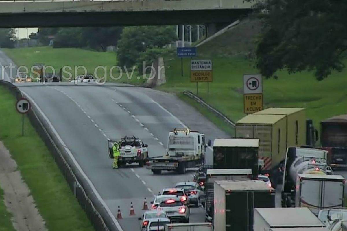 Equipes dos Bombeiros e da concessionária trabalharam no local para liberar a rodovia.