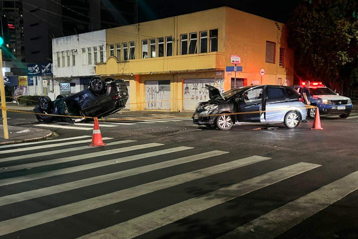 Jeep Compass capotou após colisão em cruzamento com semáforo 