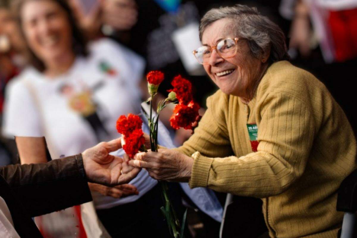 A Revolução dos Cravos foi o movimento que derrubou a mais longa ditadura fascista da Europa.