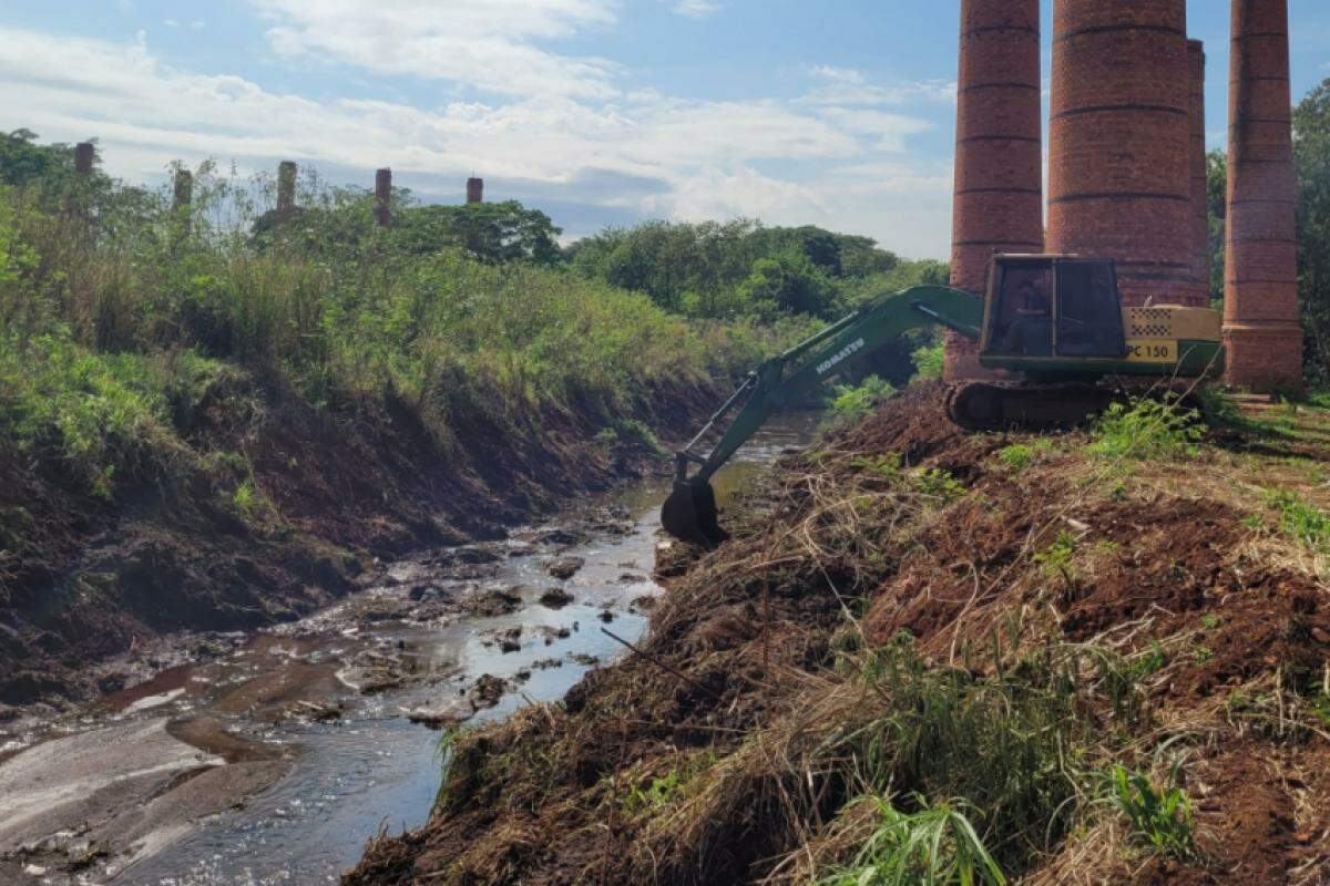 Limpeza do córrego Monjolo, na região central de Pederneiras