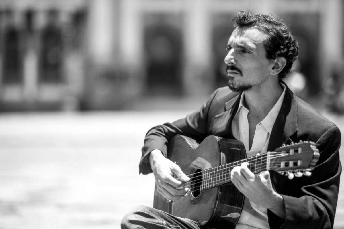 Músico Iuri Bittar, compositor da música Três Colinas