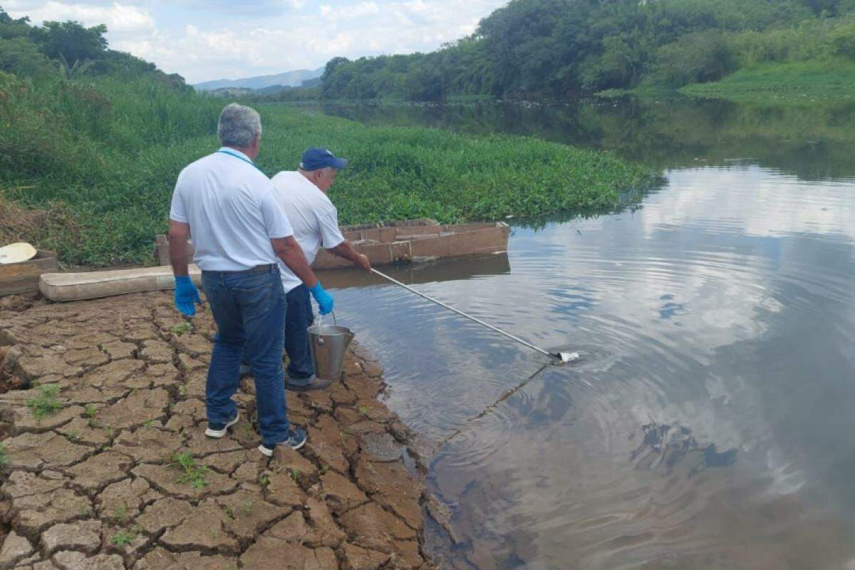 Técnicos da Cetesb coletam material no rio Paraíba