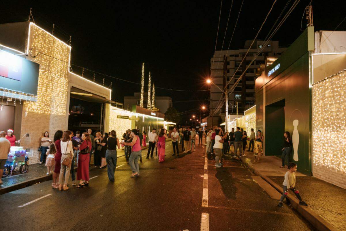 Rua Homero Pacheco Alves, no Centro de Franca, teve a inauguração das luzes nesta quinta-feira, 5