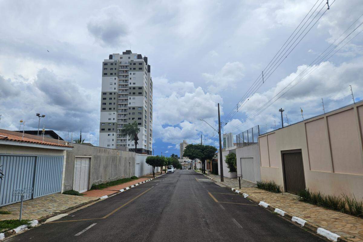 Céu visto da rua José Salomoni, no bairro São José, nesta segunda-feira 