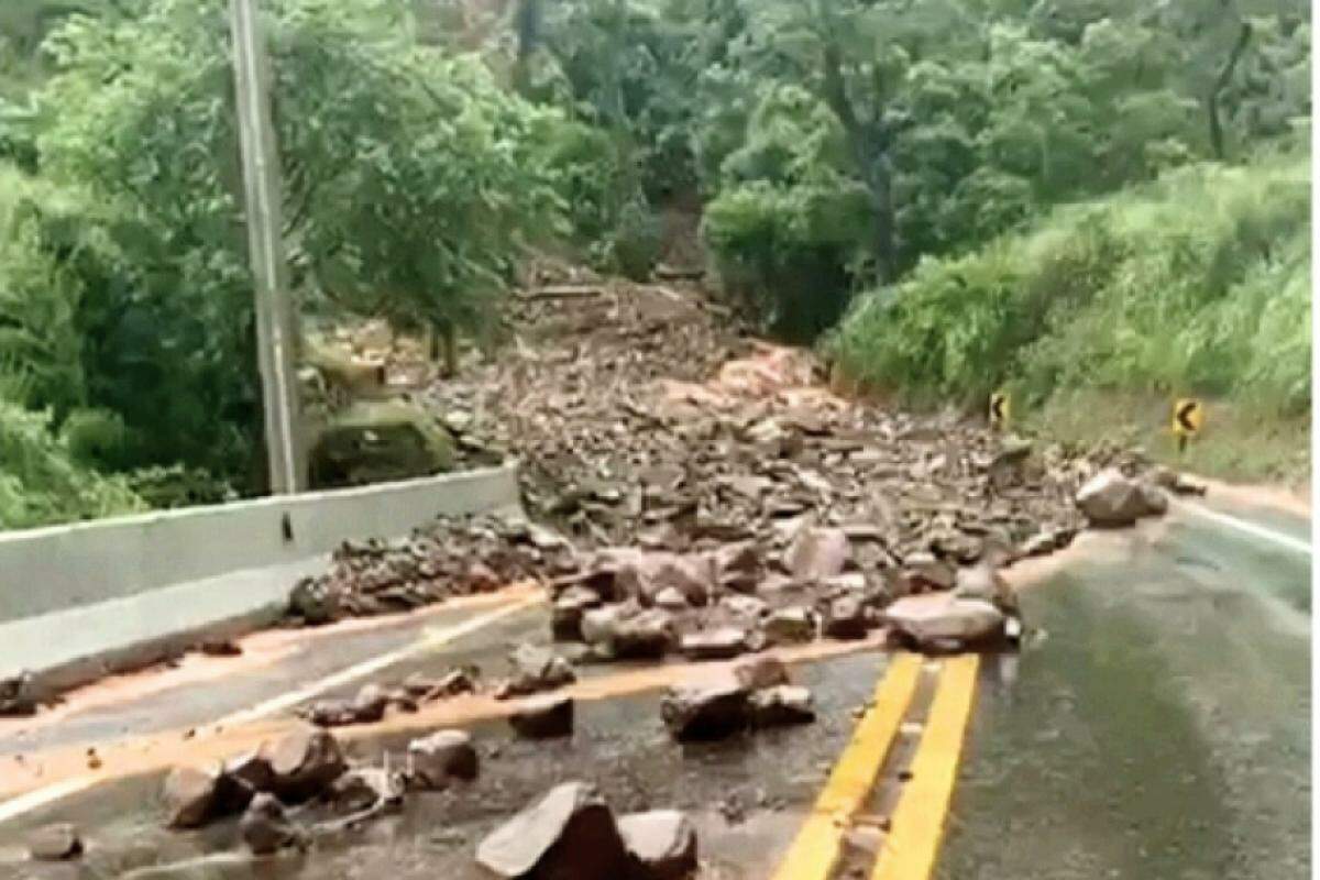 O trecho foi bloqueado pelo deslizamento, deixando um caminhão e outros três veículos ilhados.