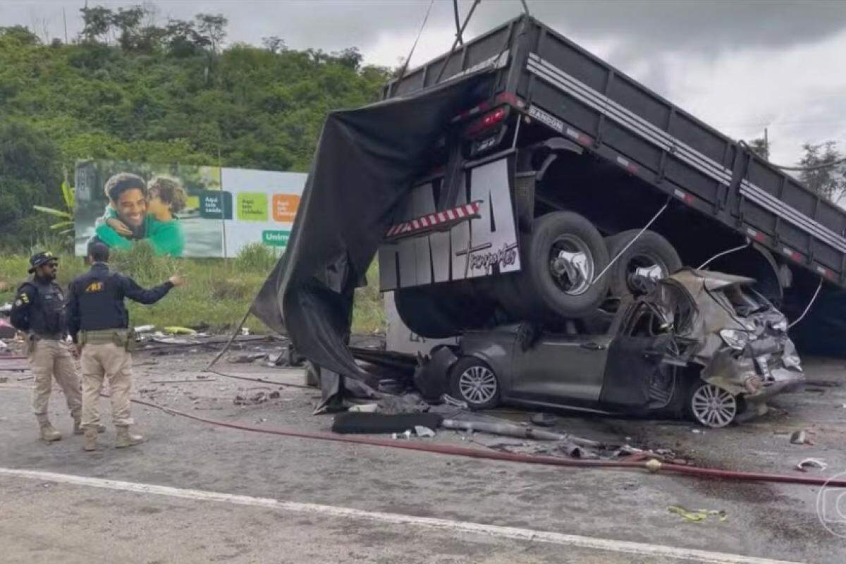 Acidente na BR-116 que matou ao menos 41 pessoas no último sábado (21), em Minas Gerais