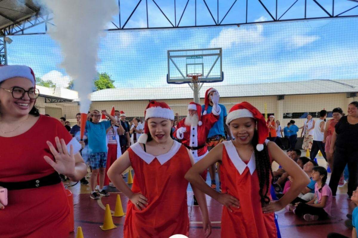 Papai Noel e personagens animaram o Natal na Apae de Franca, levando alegria e inclusão aos atendidos