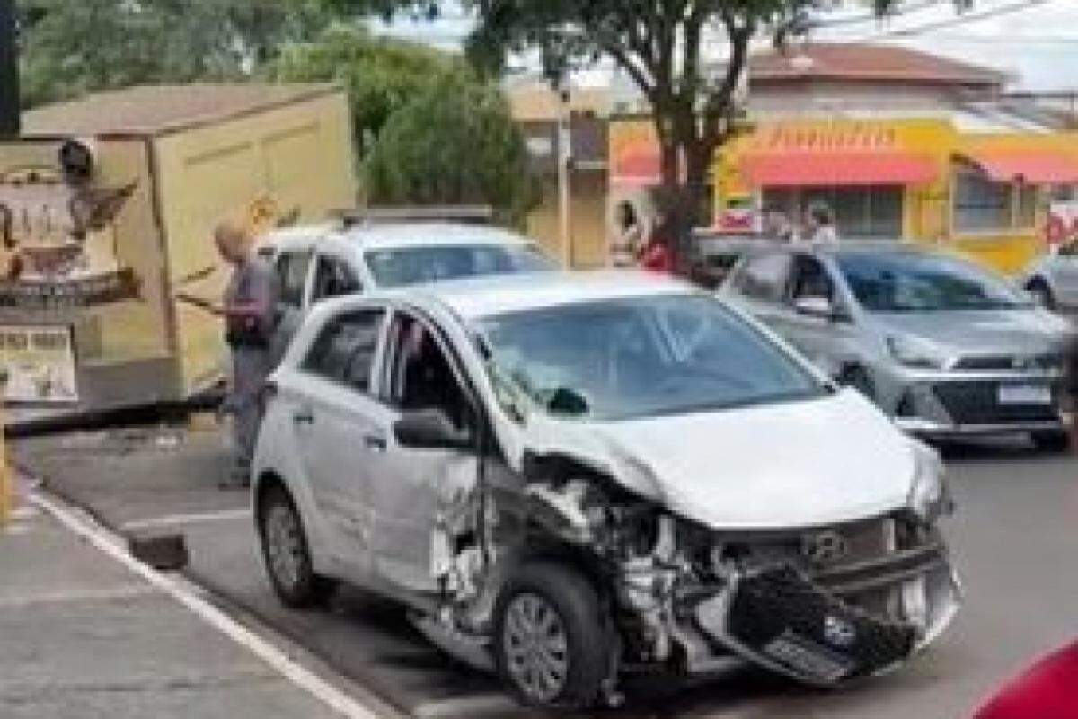 Carro ficou bastante destruído