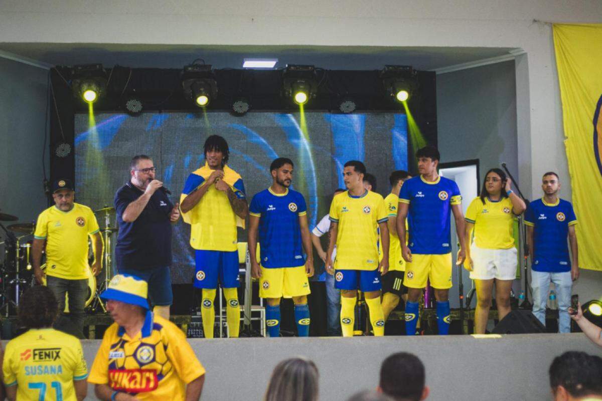 Associação Esportiva Araçatuba apresenta novo uniforme e programa Sócio-Torcedor durante celebração; clube aposta na reestruturação para 2025