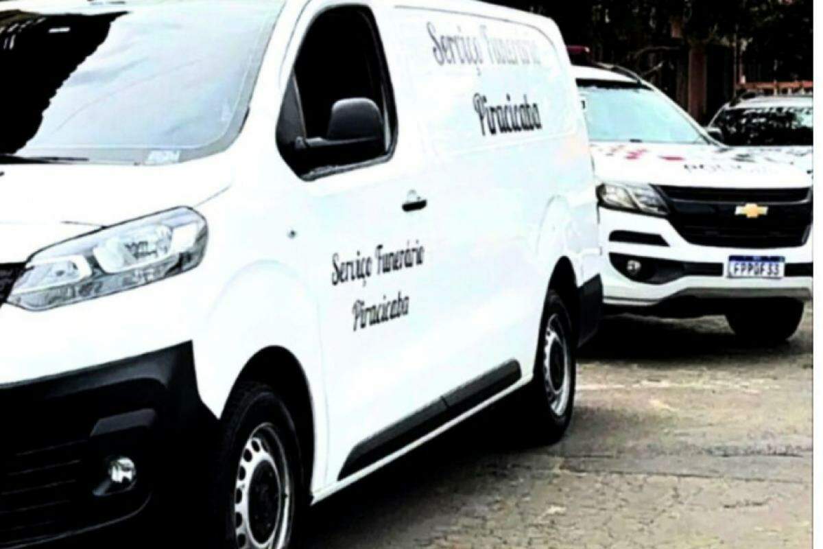 Equipes da funerária levaram o corpo ao Instituto Médico Legal 