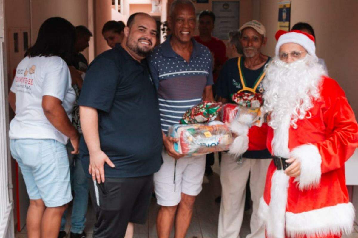 Assistidos da entidade ganharam cestas básicas e panetones