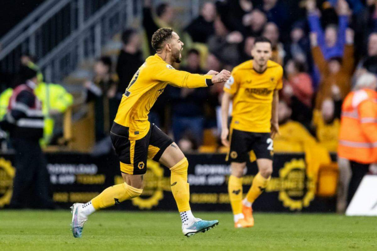 Matheus Cunha fez um gol olímpico na vitória do Wolverhampton de Vítor Pereira sobre o Manchester United