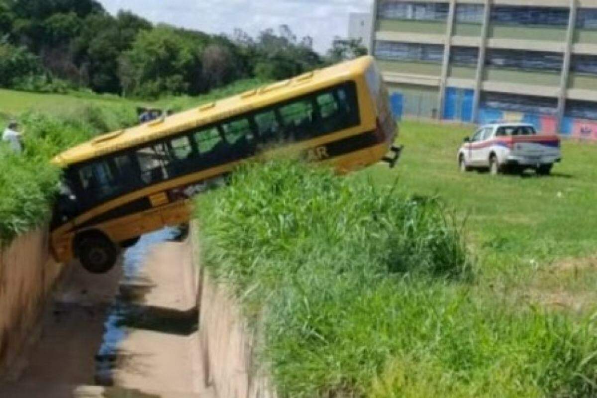 Ônibus foi retirado do local e encaminhado para manutenção