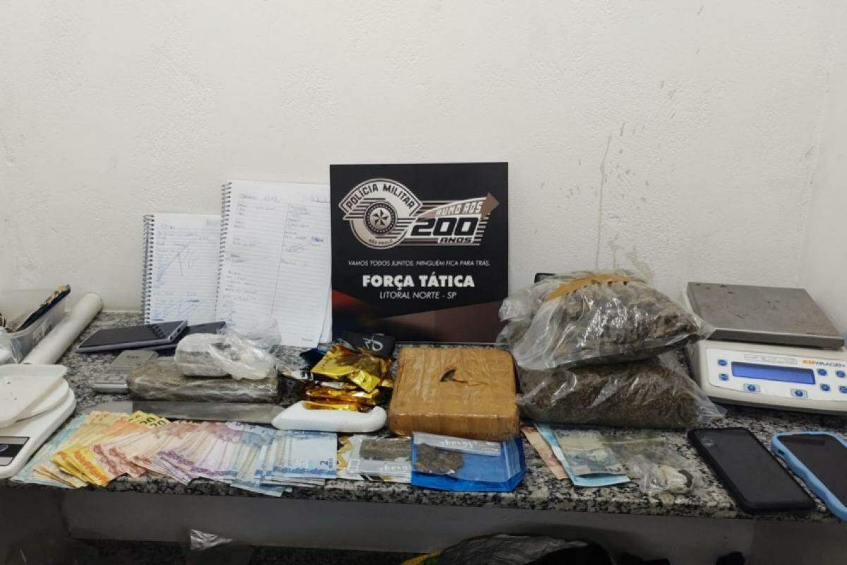 Drogas, dinheiro e objetos apreendidos pela Polícia Militar